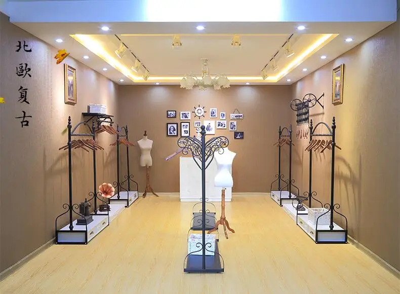 Винтажная витрина для магазина одежды настенная стойка мужской и женской