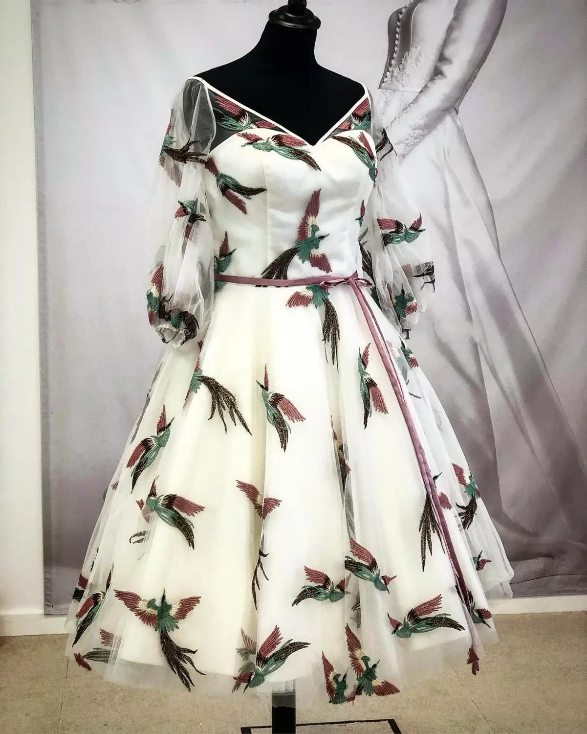 Платье свадебное длинное с вышивкой ярких птиц рукавом до локтя и V образным