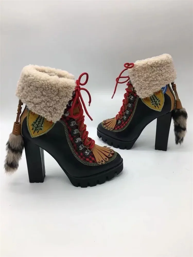 Новинка; зимние ботинки на платформе; botas Mujer; ботинки в байкерском стиле на не сужающемся книзу массивном каблуке; шерстяные ботильоны для женщин с кисточками и перекрестной шнуровкой