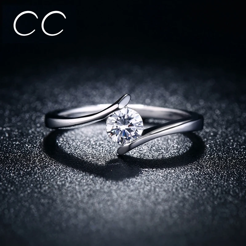 Кольцо обручальное с белым прозрачным цирконием простое дизайнерское женское