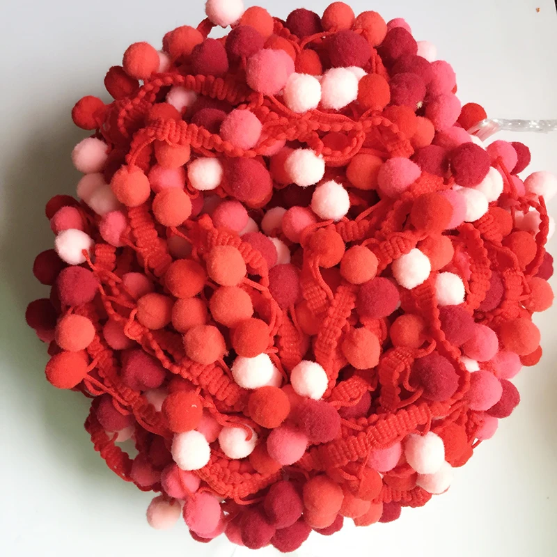 Лента с радужными кисточками и помпонами ручной работы зеленая/красная