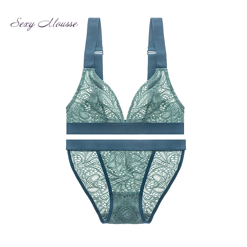 Комплект женского кружевного нижнего белья с бюстгальтером без косточек и