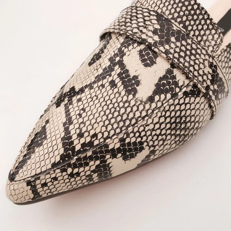 Женские босоножки со змеиным узором RIZABINA на плоской подошве с заостренным носком