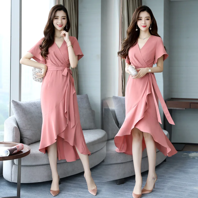 Женское платье с v образным вырезом однотонное оборками и поясом бабочкой