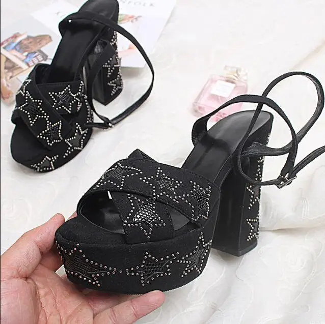 Модные сандалии-гладиаторы на не сужающемся книзу массивном каблуке женские