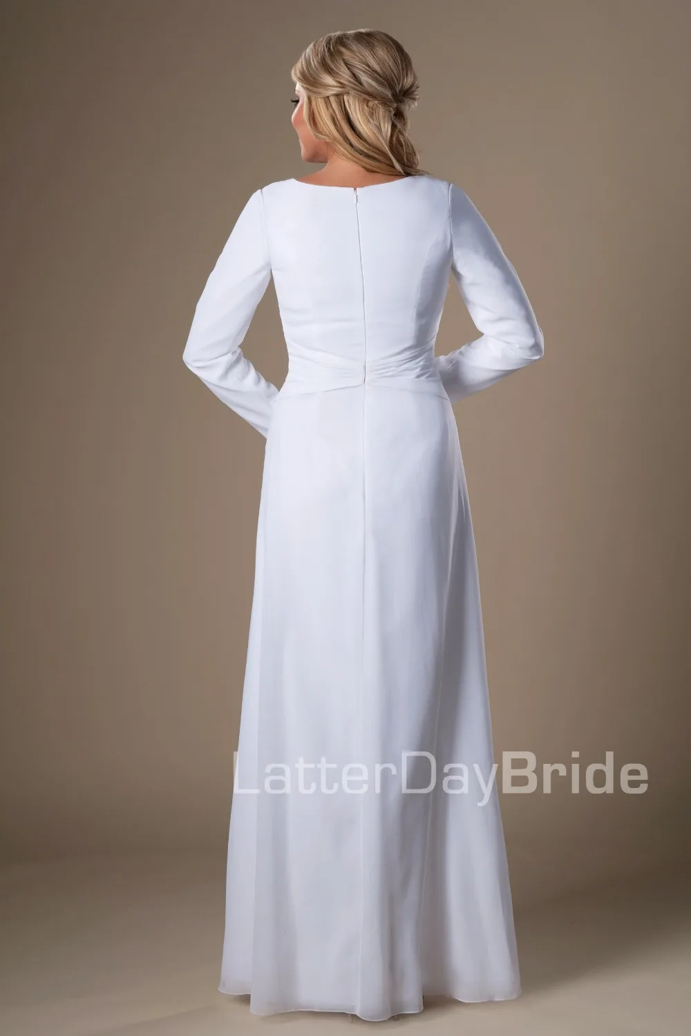 Скромные свадебные платья с длинным рукавом завязками а силуэт в пол
