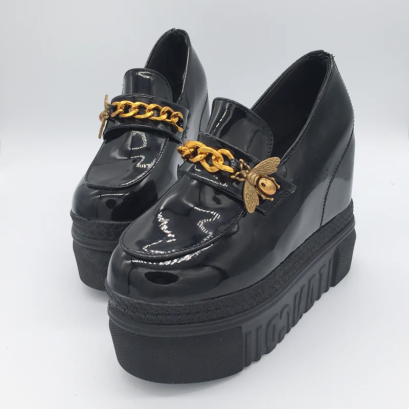 Женские туфли лодочки из лакированной кожи на платформе с цепочкой и