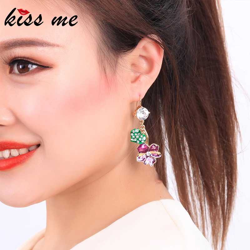 Женские серьги подвески KISS ME с цветком из разноцветной эмали и кристаллами