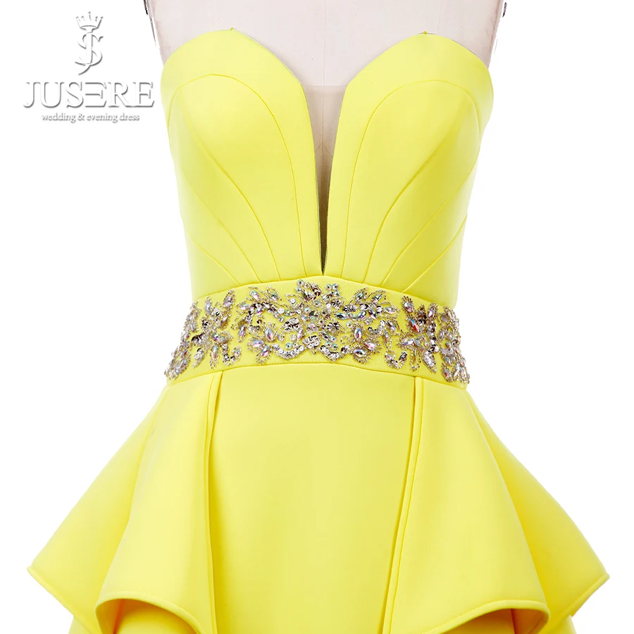 Женское вечернее платье со шлейфом ярко-желтое с баской на талии стразами и
