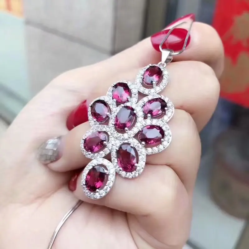 Natural magnesium aluminum Garnet pendant 925 Silver and white gold pendant Beauty and beauty Exquisite jewelry