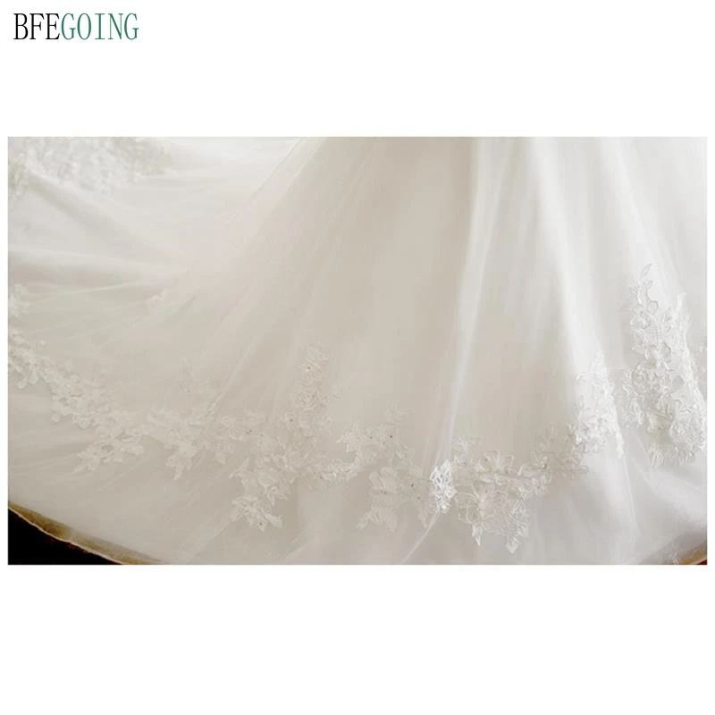 Белое Тюлевое кружевное платье в пол с V образным вырезом а силуэт свадебное со