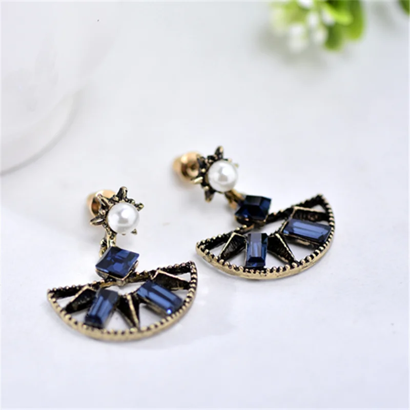 Женские экзотические серьги гвоздики с полукруглой подвеской красивые