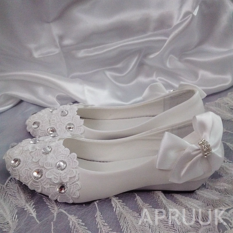 Свадебные туфли на низкой танкетке 3 см с кружевным цветком серебристыми