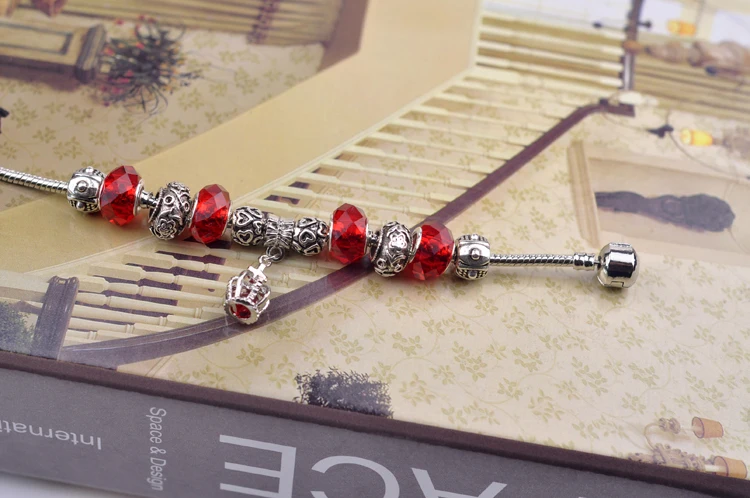 Женский браслет с подвесками в виде сердца из серебра красными бусинами античном