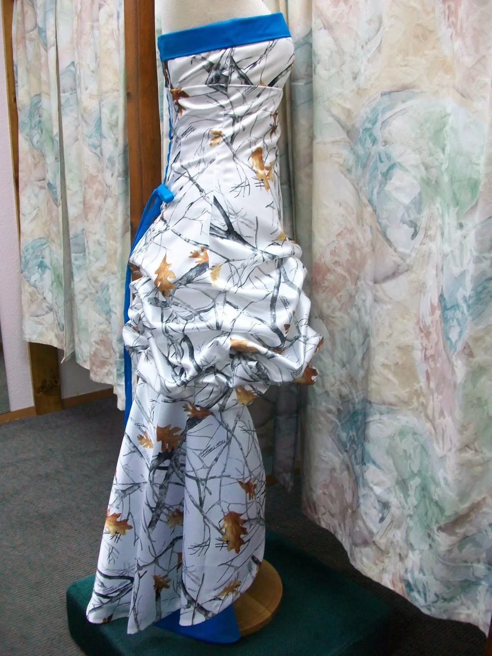 Женское камуфляжное платье для выпускного вечера белое с глубоким вырезом