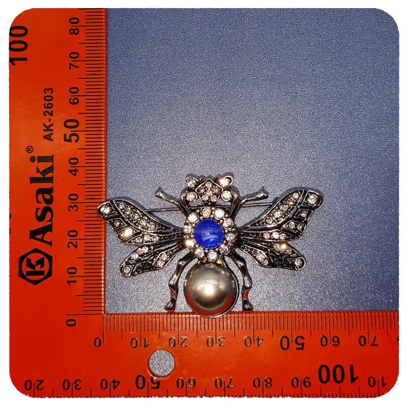 

Luxury Design of Retro Style Queen Bee Brooch Pin Unique Women Party Anniversary Jewelry Gift