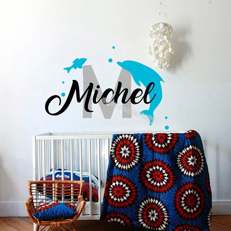 Пользовательское имя с симпатичным дельфином небольшой настенный стикер рыбка