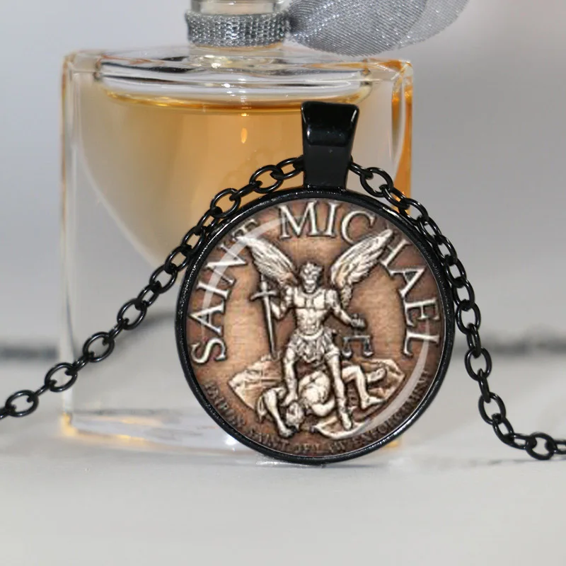 Ожерелье с кулоном в виде стеклянного купола святого Михаила покровитель