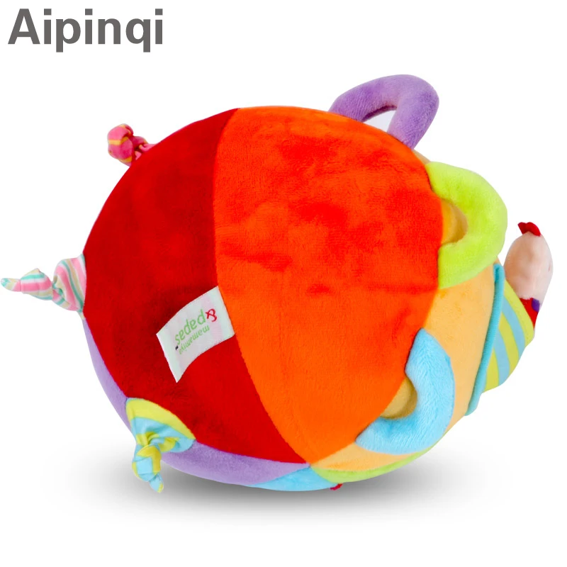 Детские руки захватывают ткань мяч красочные музыки смысле погремушка обучения