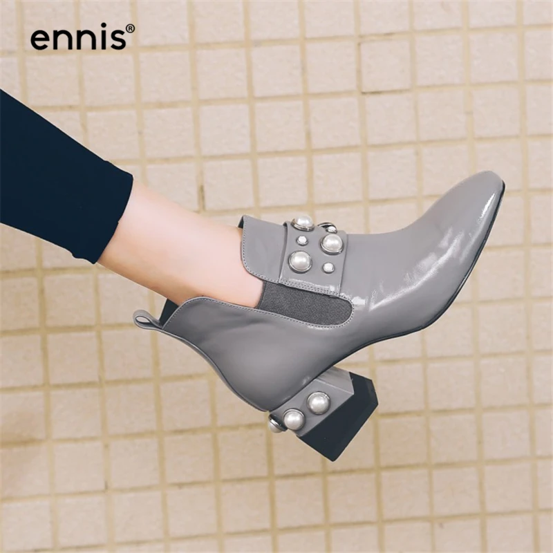 ENNIS/ г.; черные женские ботинки из лакированной кожи, Украшенные бусинами и жемчужинами; Дизайнерская обувь «Челси» с квадратным носком; эластичные короткие ботиночки; A7247