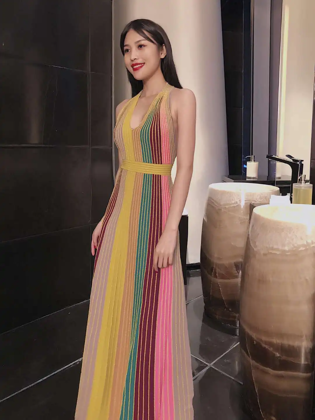 Высококачественный Итальянский стиль, новинка, плиссированное платье в радужную полоску с v-образным вырезом, трикотажное драпированное платье без рукавов с открытой спиной и лямкой на шее