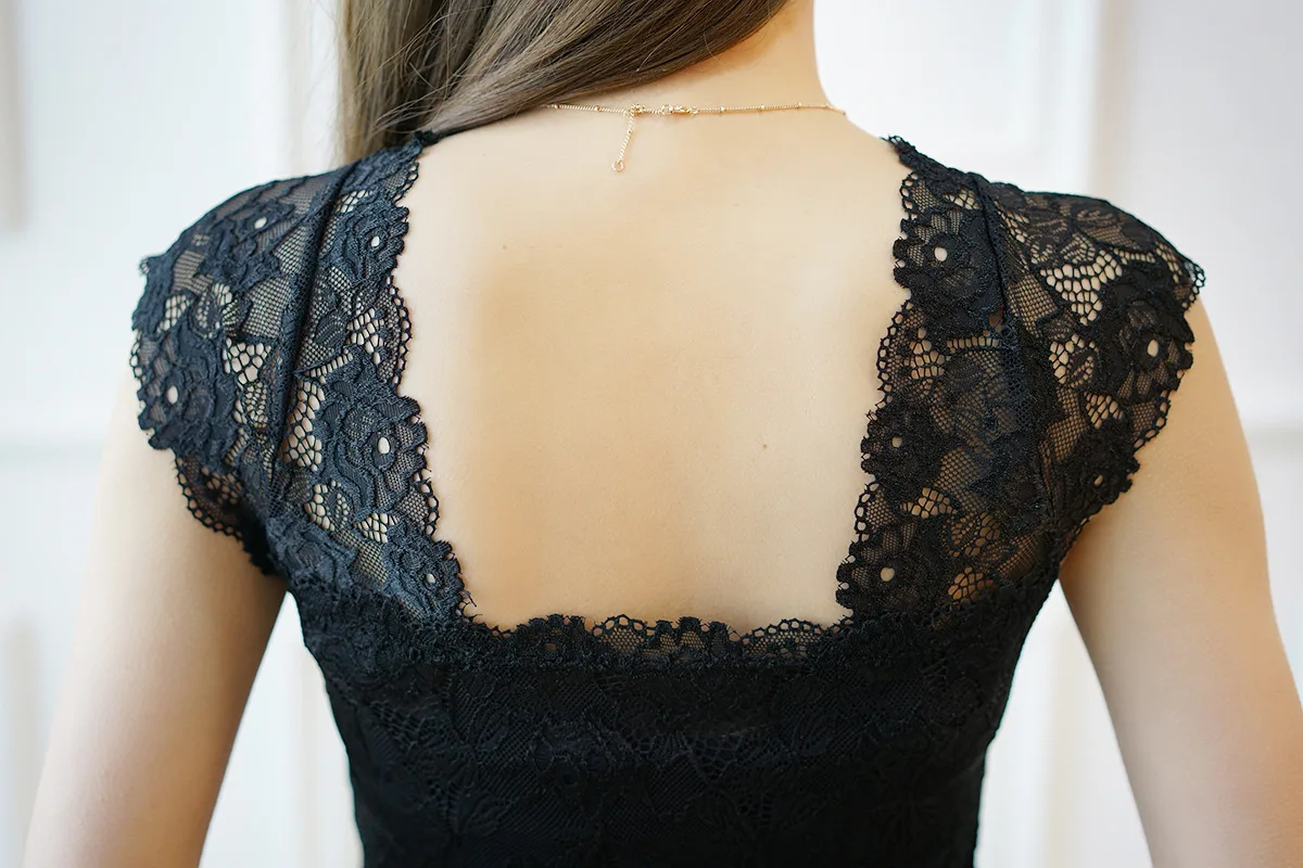 

The new solid color ladies lace chest wrapped Classic black and white stretched chest