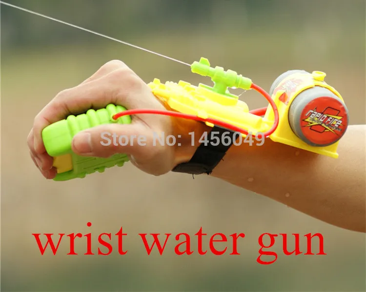 Большой водяной пистолет на запястье 5 м расстояние до объекта съемки