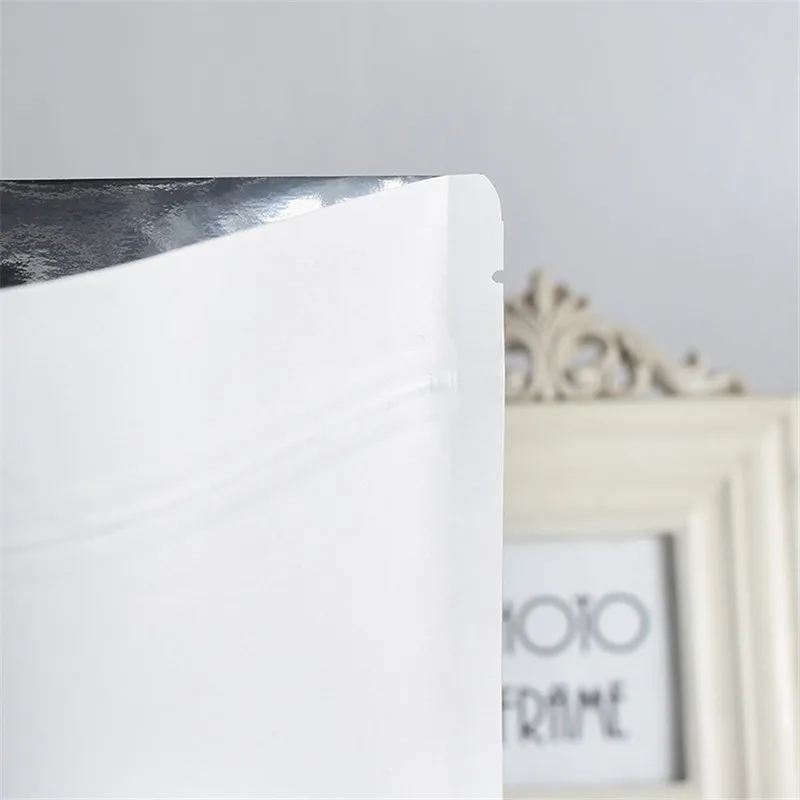 Стоячий белый пакет из крафт бумаги и алюминиевой фольги упаковка на молнии