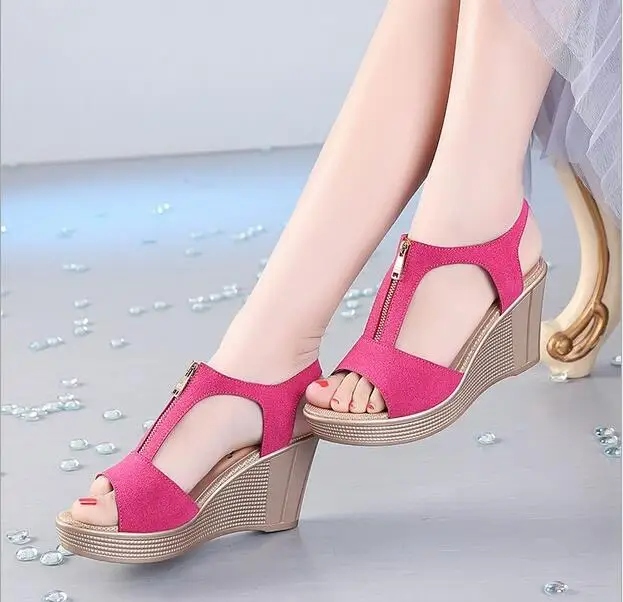 Модные Классические женские сандалии на танкетке красного цвета летние