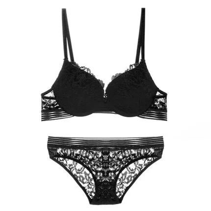 Комплект женского кружевного нижнего белья с бюстгальтером на косточках чашкой
