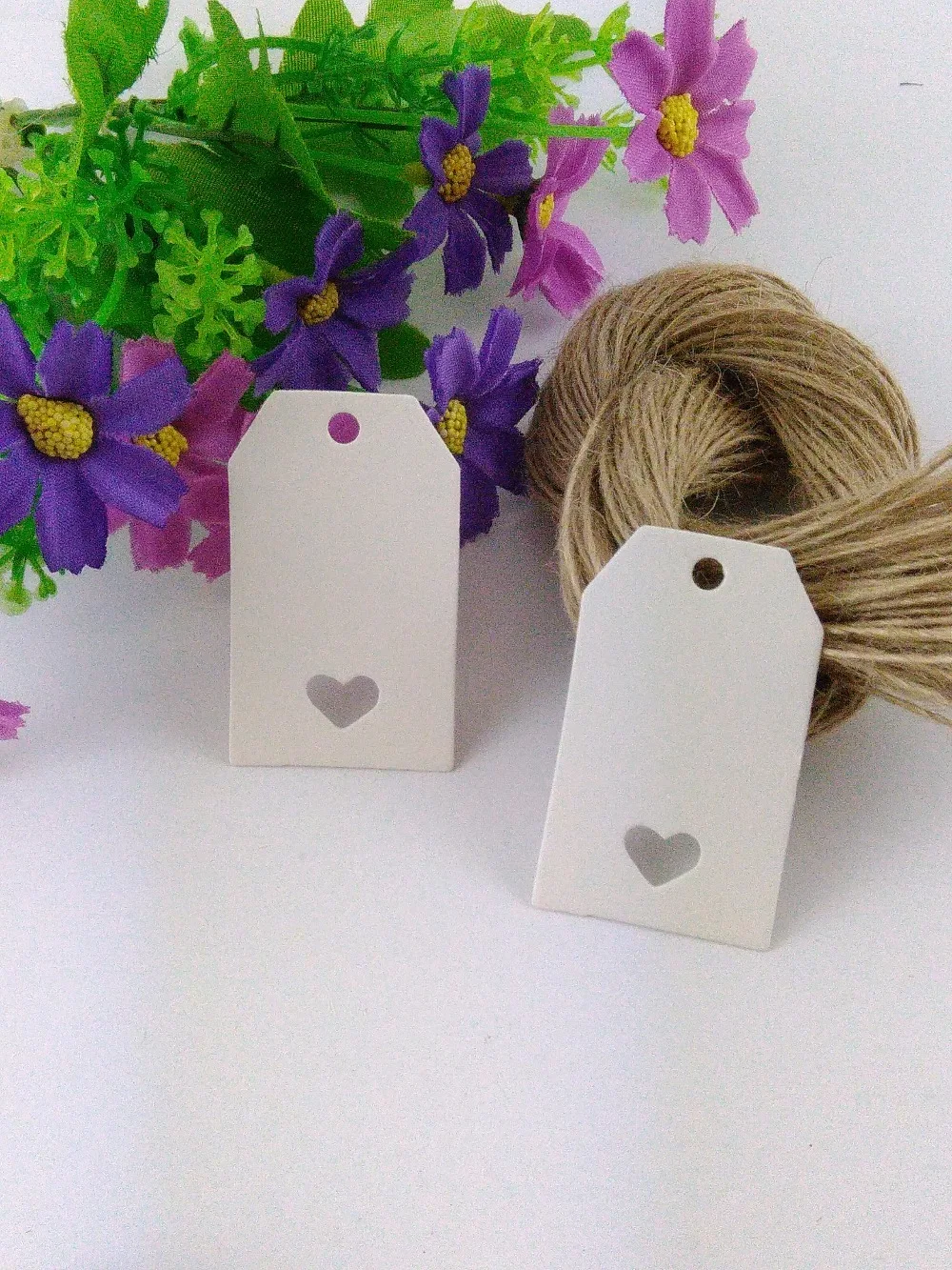 

White Paper 400PCS 5*3 cm With Heart Hole Hang Tags+400PCS Hemp Strings Jewelry Head Cards Mark DIY Handmade Accept Custom Logo