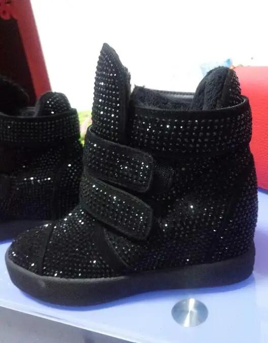 Зимние новые женские ботинки на танкетке липучке украшенные блестящими стразами