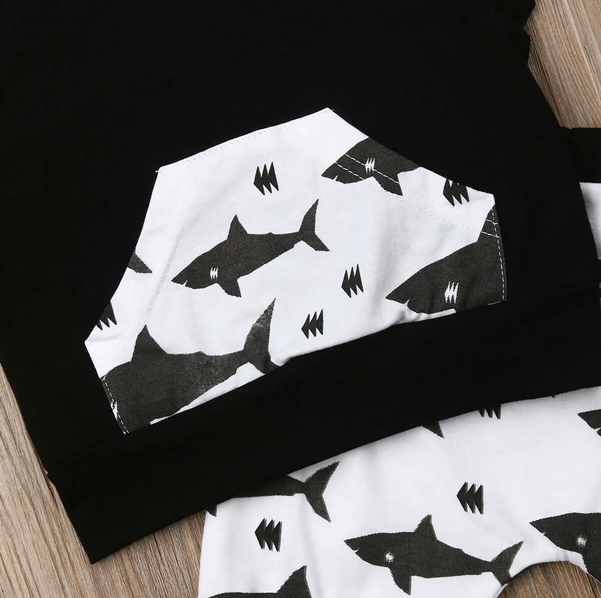 Комплект летней одежды из 2 предметов жилет без рукавов с капюшоном и шорты