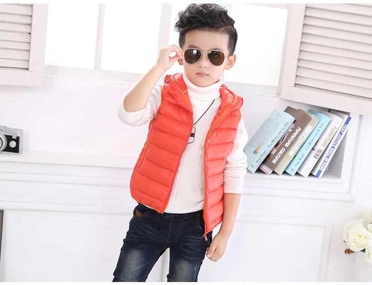 Г. Новые Зимние Повседневные Жилеты с капюшоном для девочек детские жилеты на утином пуху однотонная тонкая легкая пуховая жилетка для мальчиков