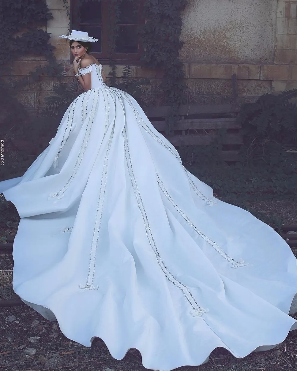 Роскошное винтажное свадебное платье с открытыми плечами бальное королевским