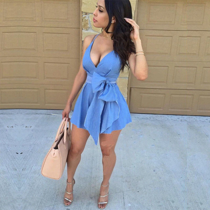 Женское летнее мини-платье без рукавов с глубоким V-образным вырезом и открытой