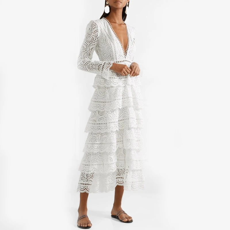 Женское длинное кружевное платье белое ажурное с V-образным вырезом и длинным