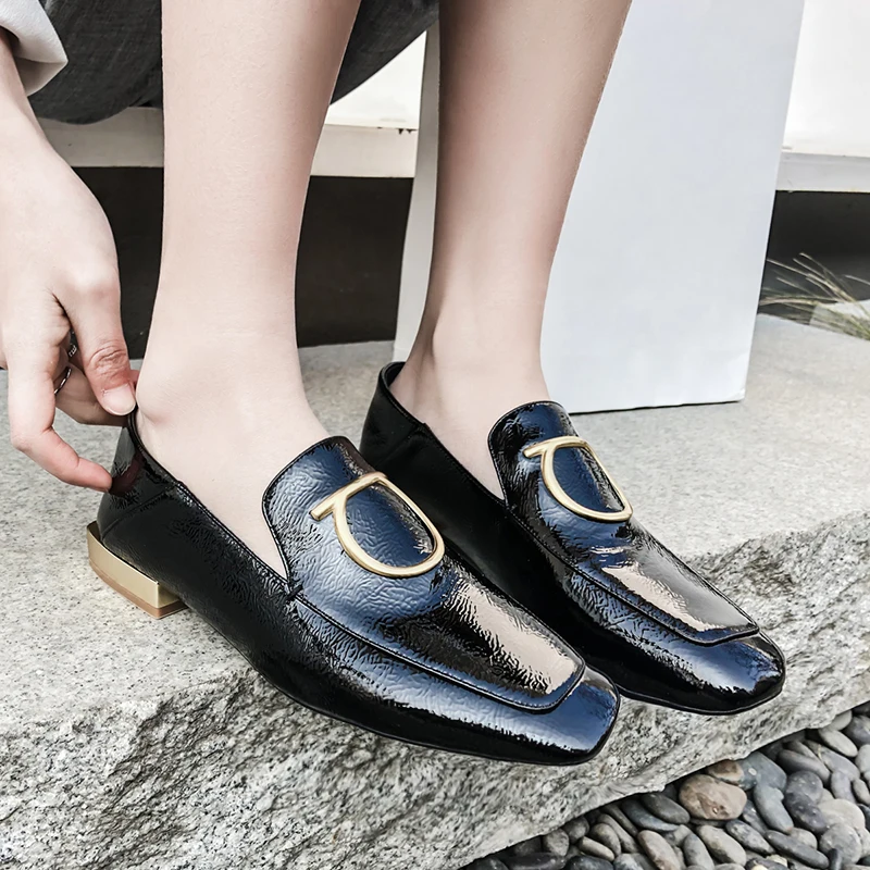 Женские туфли на плоской подошве с лакированной кожи без застежек застежки