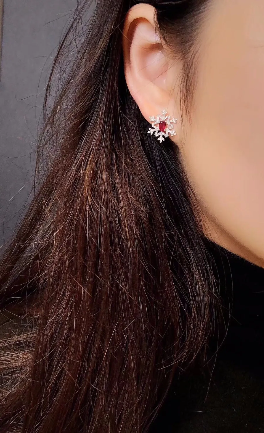 Женские серьги-гвоздики из 18-каратного белого золота с красным Рубином |