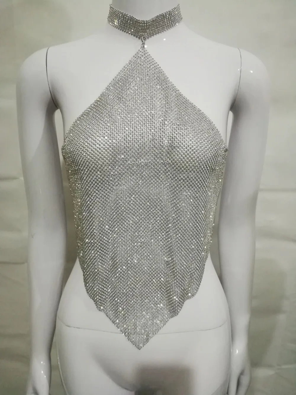 Женский укороченный топ на бретельках черный с блестками и металлической