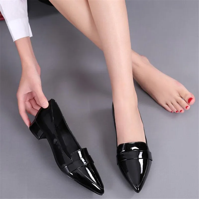 Туфли женские из лакированной кожи заостренный носок однотонные плоская подошва