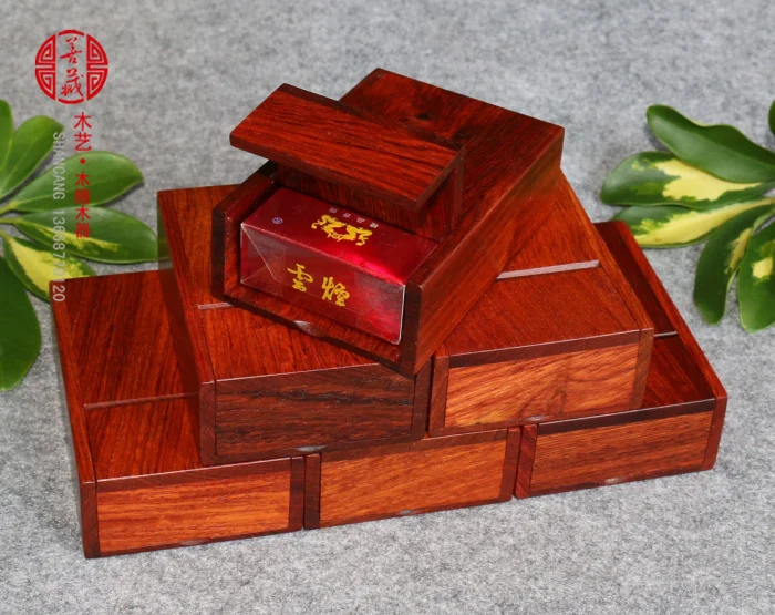 Футляр для карт с именем Бирма пачка из красного дерева и натуральной древесины