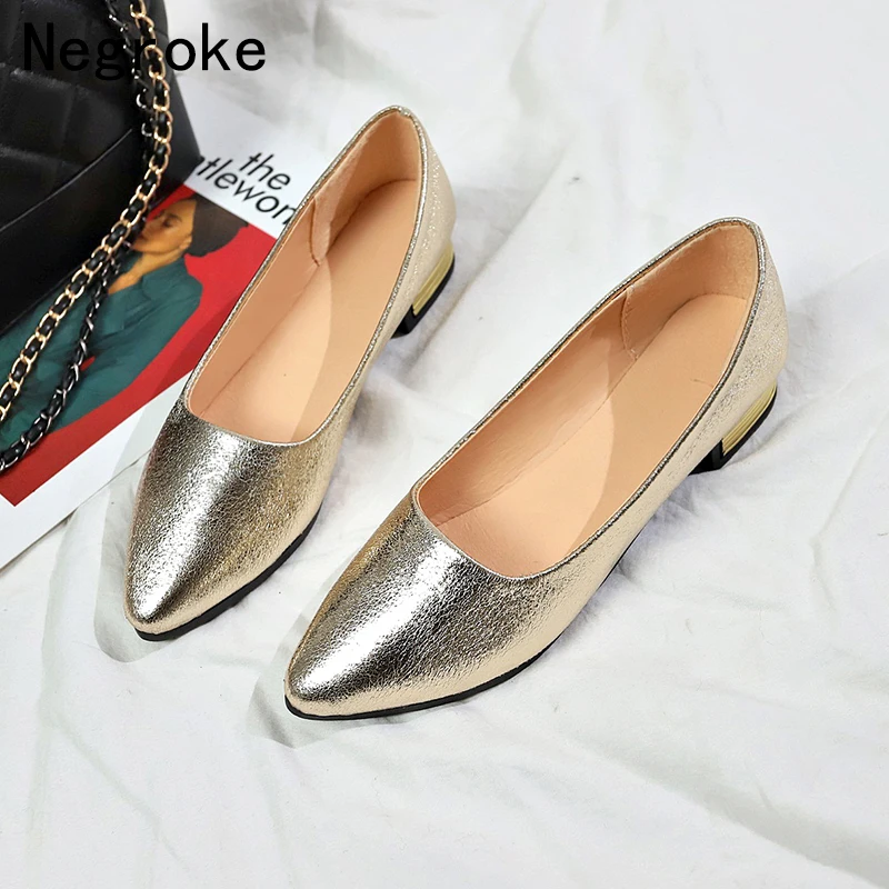 Женская обувь на плоской подошве с острым носком металлическими вставками