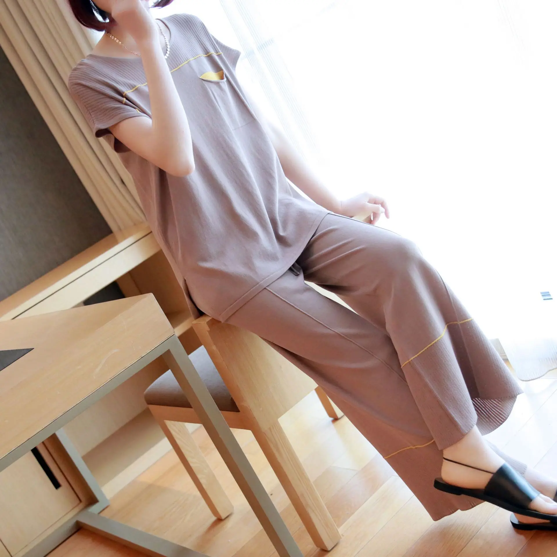Fashion casual suit women's 2019 summer temperament ice silk wide leg pants short-sleeved sweater pants two-piece