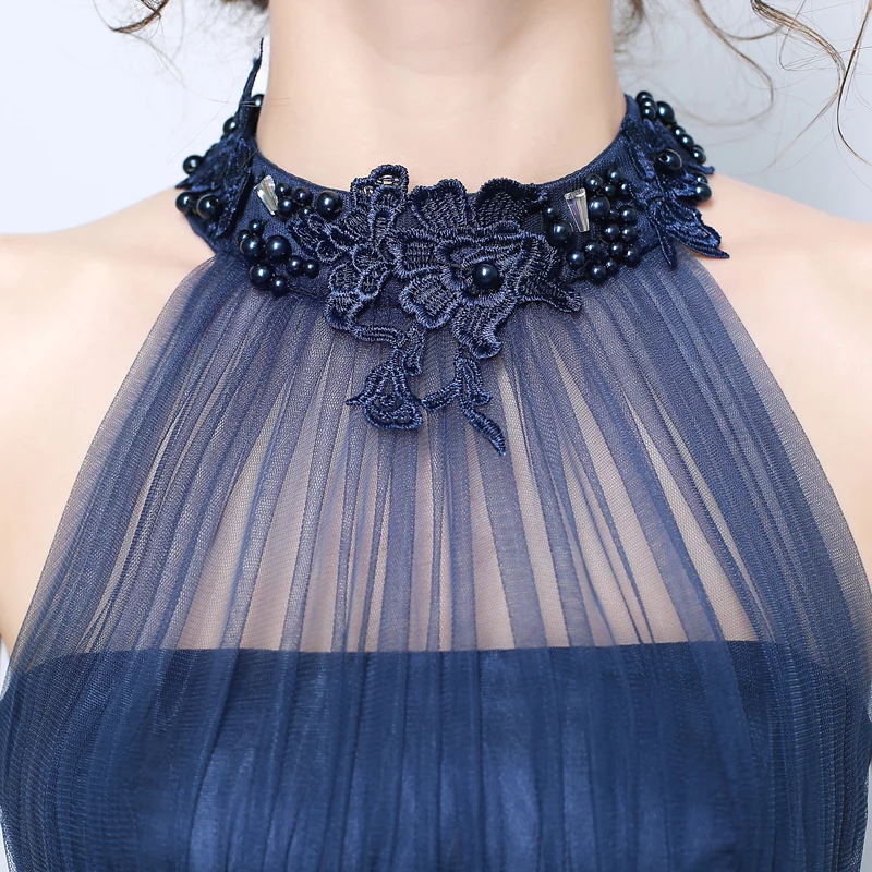 Женское вечернее платье с лямкой на шее темно синее длинное без рукавов