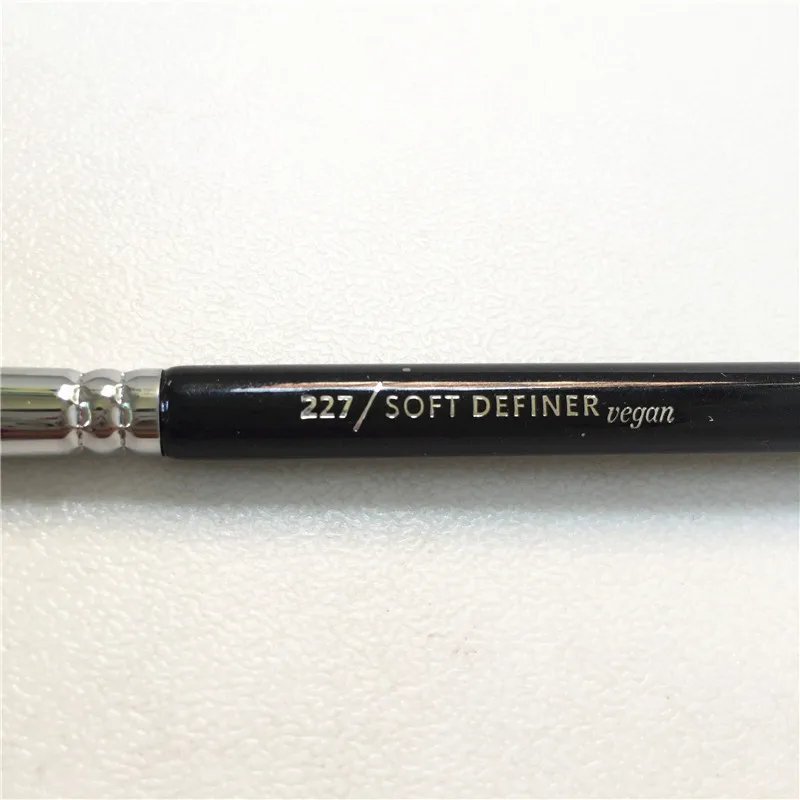 100 роскошное покрытие для лица 101 Definer 128 крем для щек 232 тени для век 227/227 в тени для век 224 складка 312 подводка для макияжа блендер для макияжа