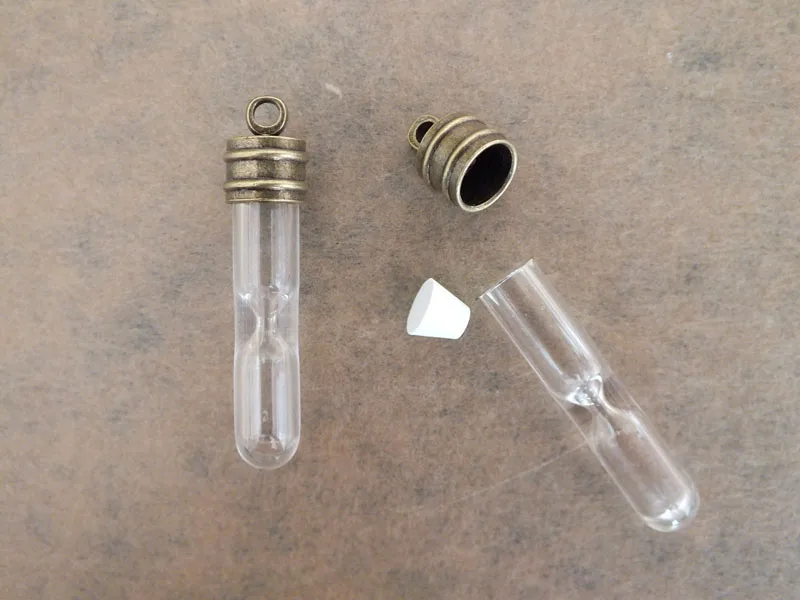 Маленькая стеклянная подвеска в форме песочных часов или антикварная Кепка