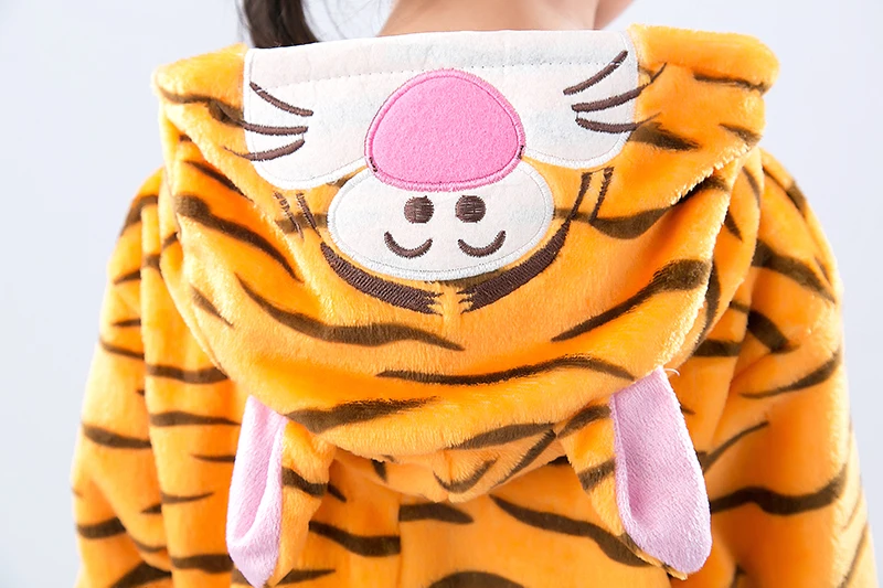 Детский комбинезон кигуруми с тигром в полоску и мультяшными животными для