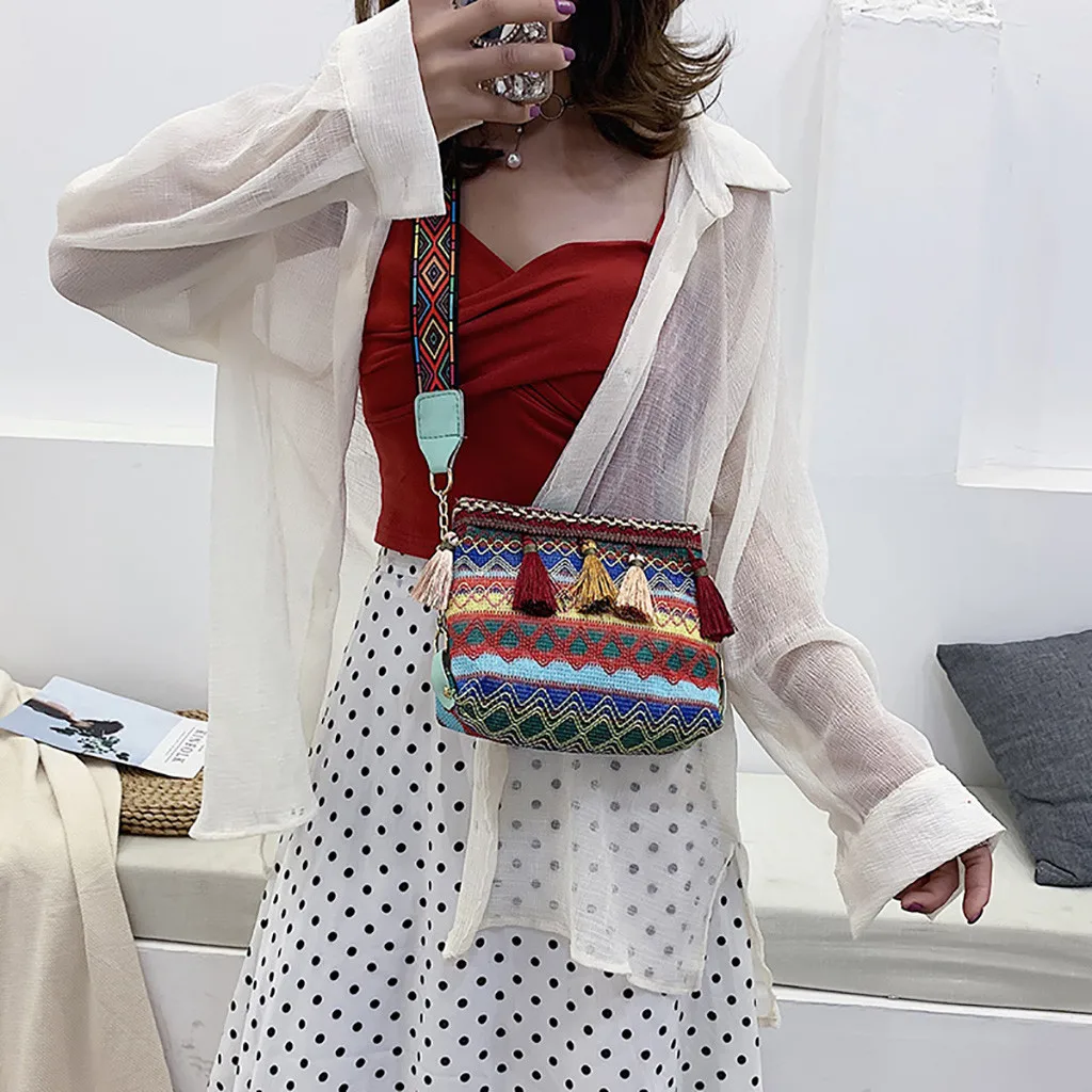 Женская сумка через плечо универсальная маленькая квадратная с цепочкой и