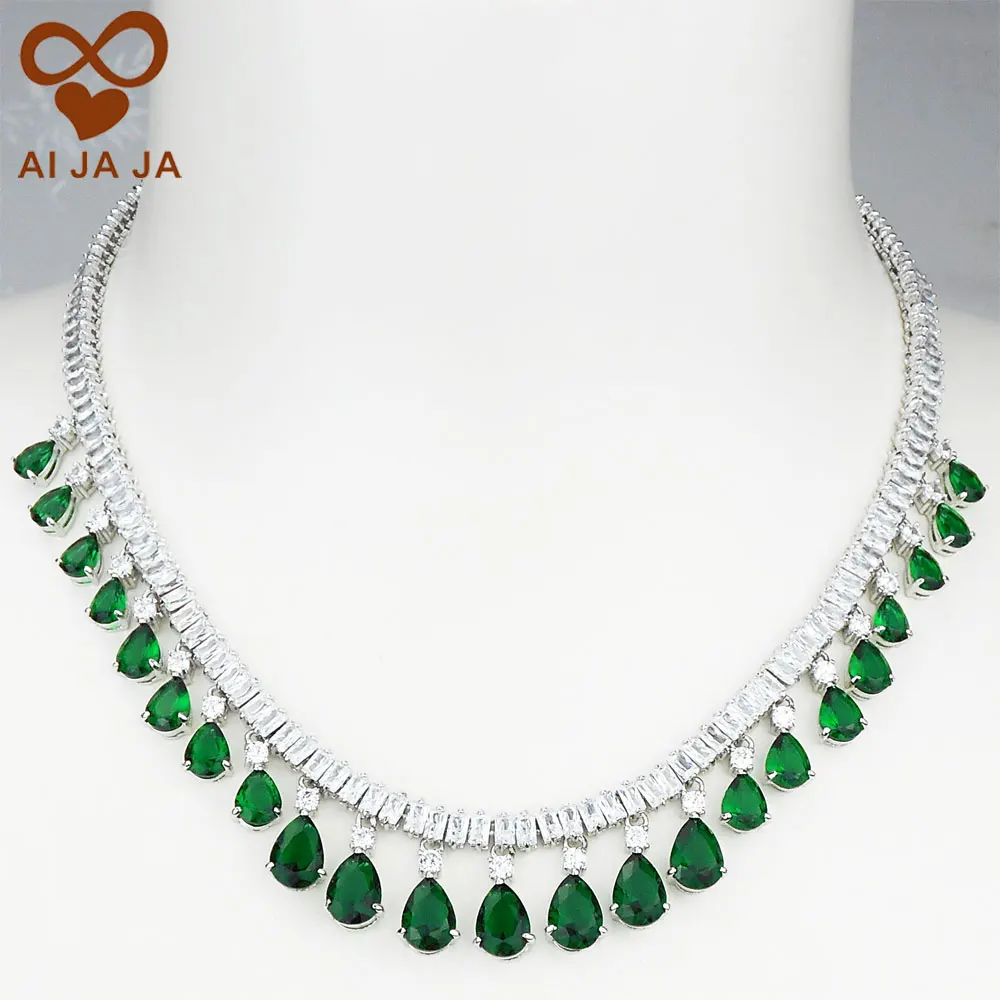 Роскошное ожерелье с квадратными и каплевидными Фианитами выложенное